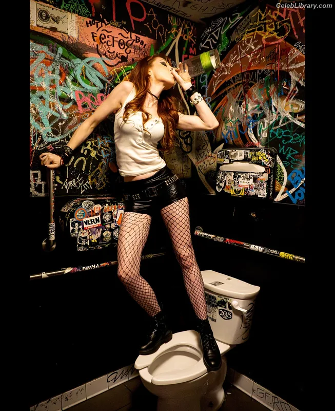 Lisa Foiles photo 8 of 708