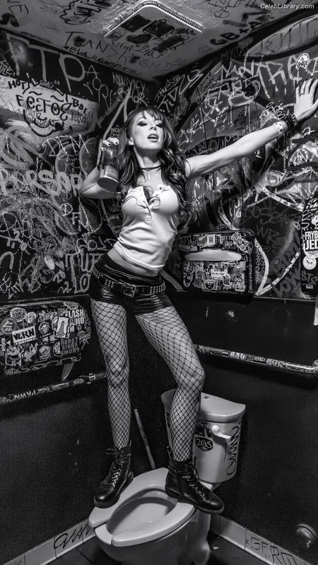 Lisa Foiles photo 11 of 708