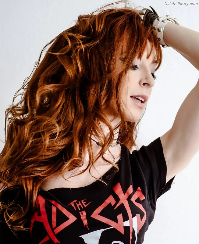 Lisa Foiles photo 13 of 708