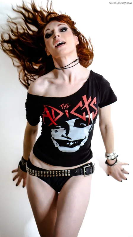 Lisa Foiles photo 4 of 708