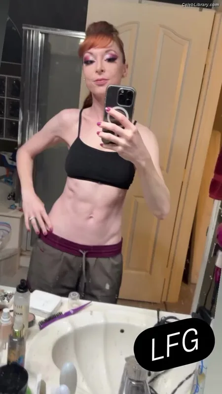 Lisa Foiles photo 17 of 708