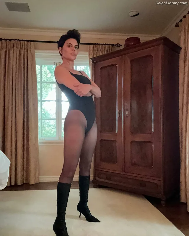 Lisa Rinna photo 9 of 197