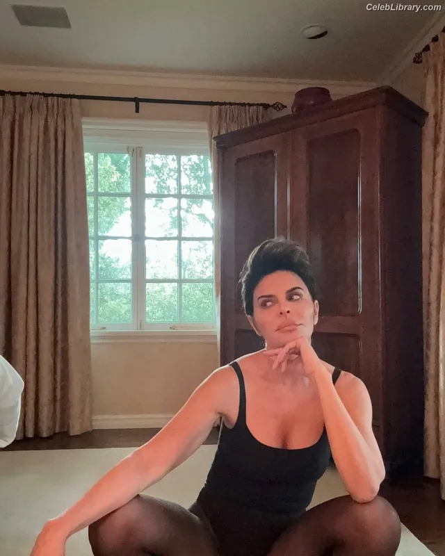 Lisa Rinna photo 10 of 197