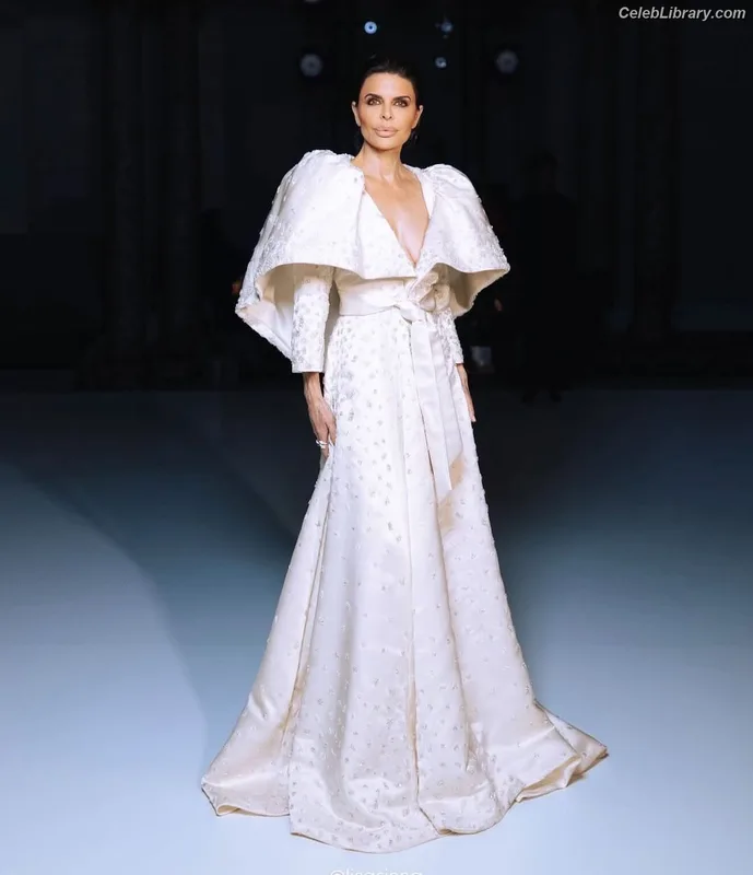 Lisa Rinna photo 9 of 197