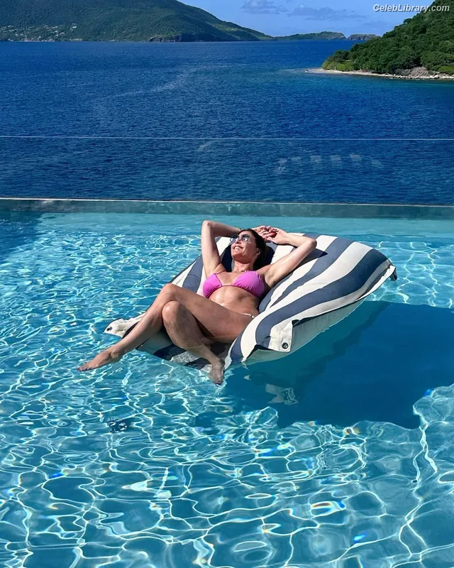 Lisa Snowdon photo 2 of 183
