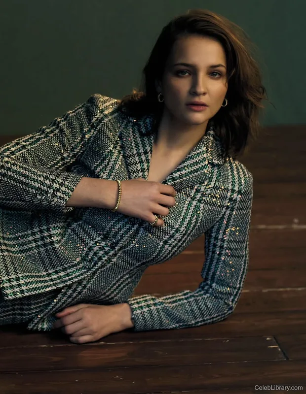 Lisa Vicari photo 4 of 16