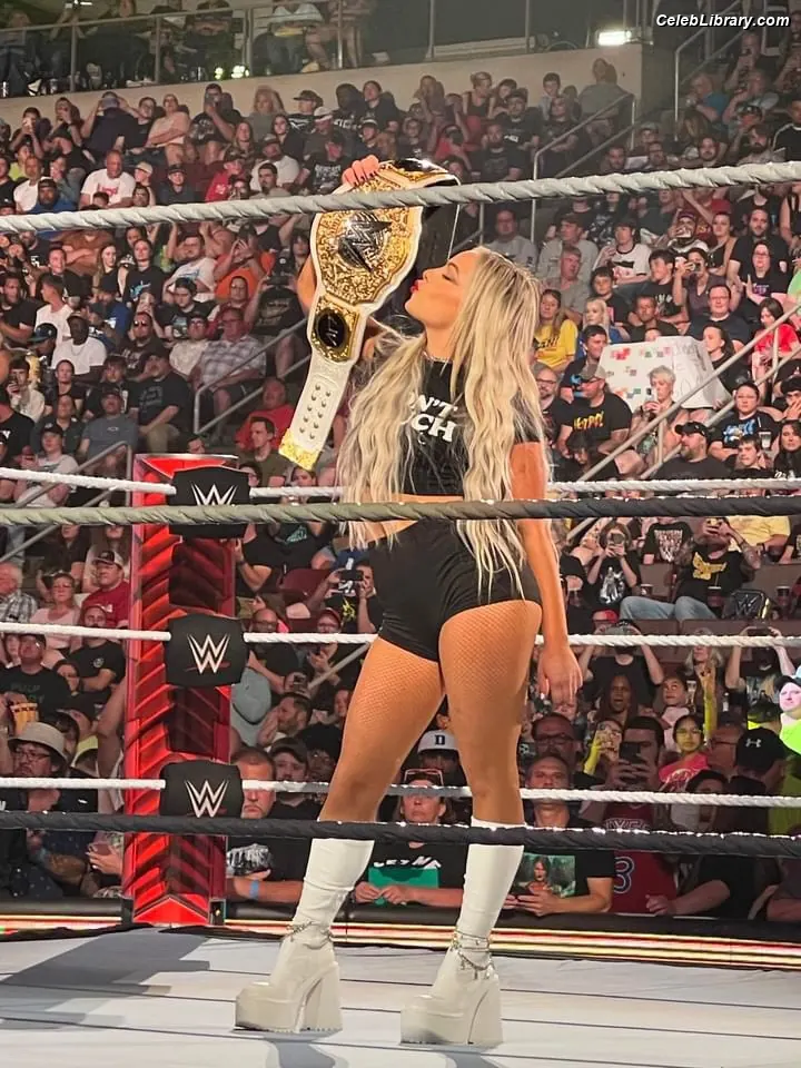 Liv Morgan photo 1 of 1803