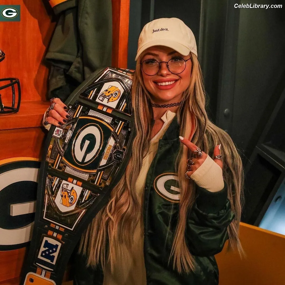 Liv Morgan photo 1 of 1803
