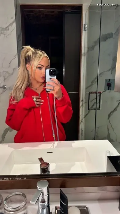 Liv Morgan photo 1 of 1803