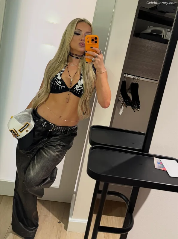 Liv Morgan photo 5 of 1800