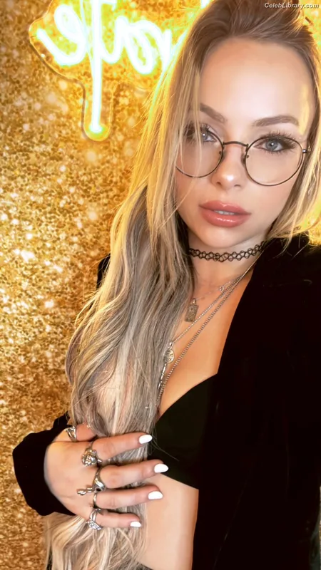 Liv Morgan photo 6 of 1800