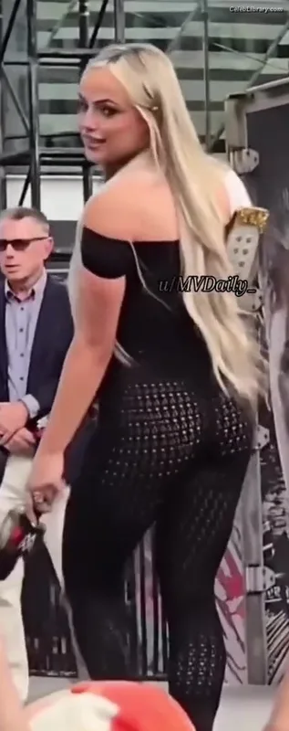 Liv Morgan photo 1 of 1800