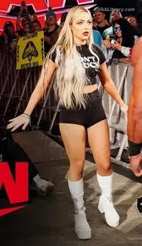 Liv Morgan photo 1 of 1800
