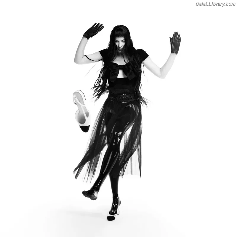 Liv Tyler photo 18 of 73