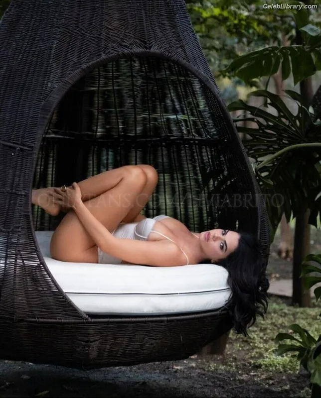 Livia Brito photo 14 of 413