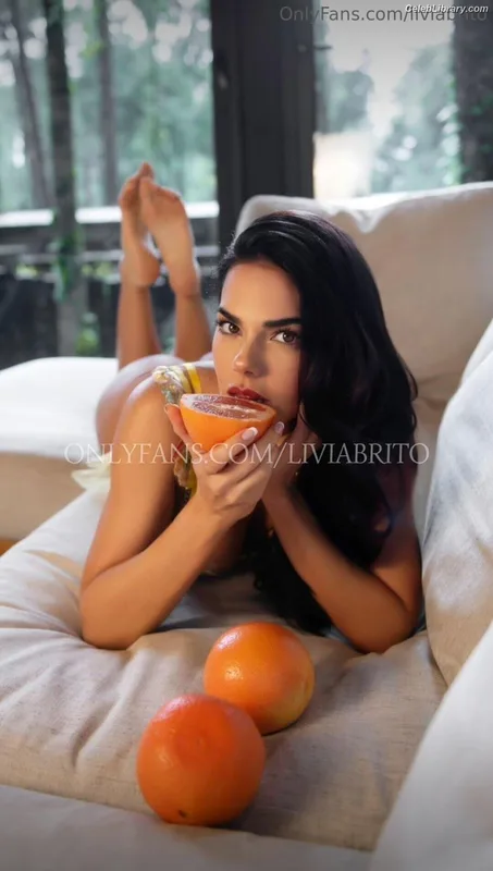 Livia Brito photo 5 of 413