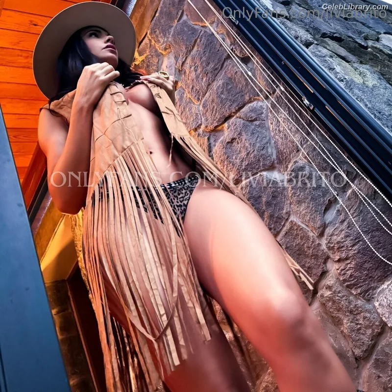 Livia Brito photo 3 of 413