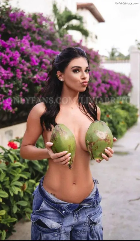 Livia Brito photo 15 of 413