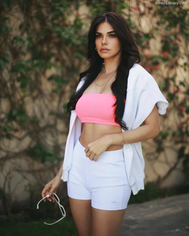 Livia Brito photo 15 of 413