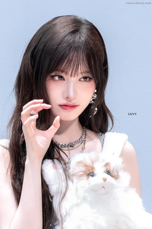 LIZ Kim Ji-won (IVE) photo 22 of 248