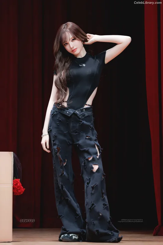 LIZ Kim Ji-won (IVE) photo 22 of 248