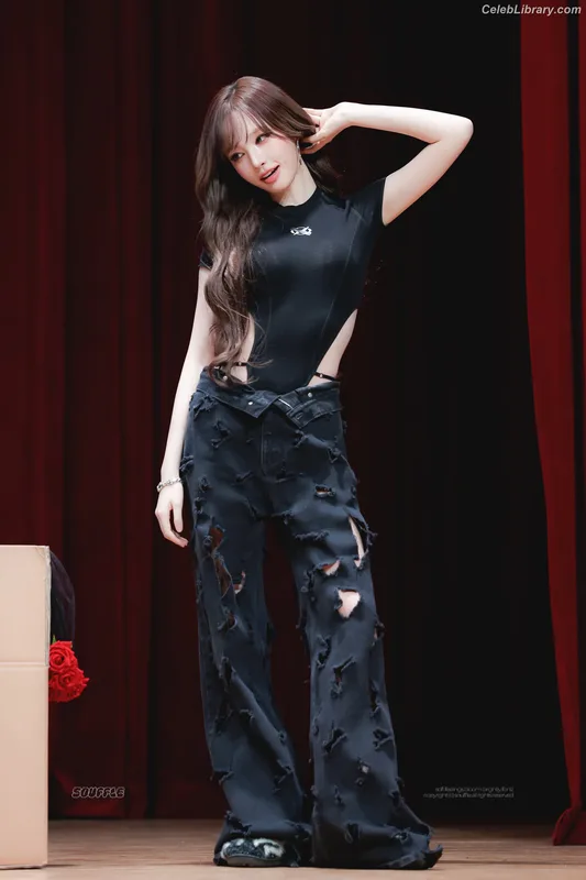 LIZ Kim Ji-won (IVE) photo 23 of 248
