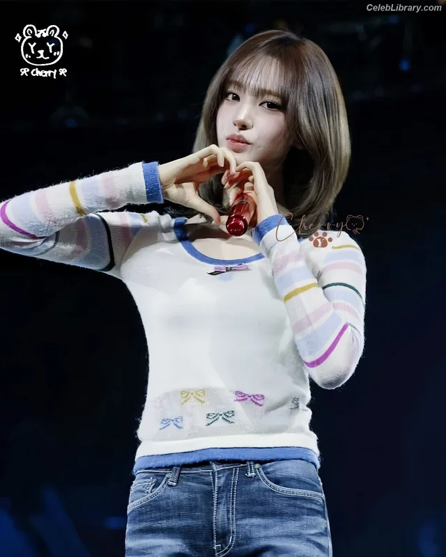LIZ Kim Ji-won (IVE) photo 4 of 248