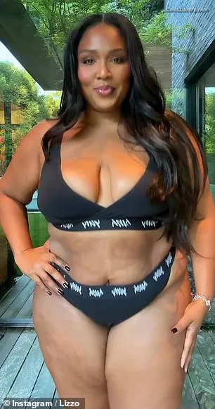 Lizzo photo 2 of 159