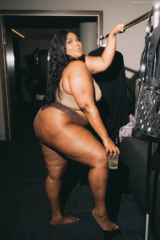 Lizzo photo 5 of 159
