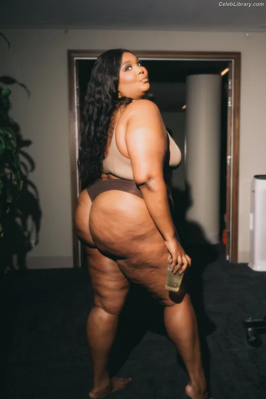 Lizzo photo 6 of 159