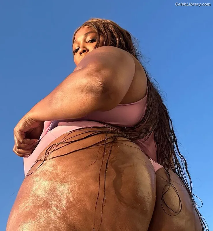 Lizzo photo 11 of 159