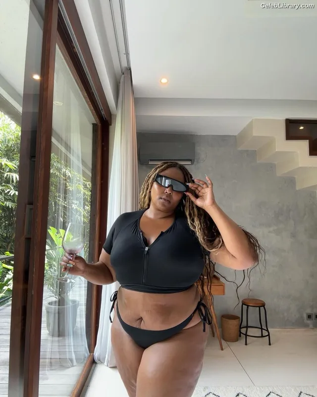 Lizzo photo 14 of 159