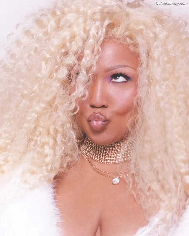 Lizzo photo 19 of 159