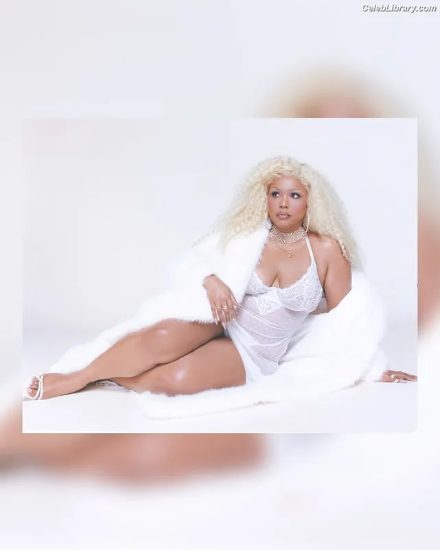 Lizzo photo 21 of 159