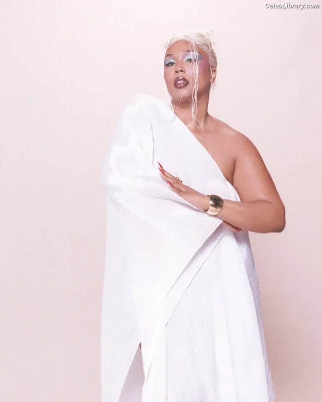 Lizzo photo 23 of 159