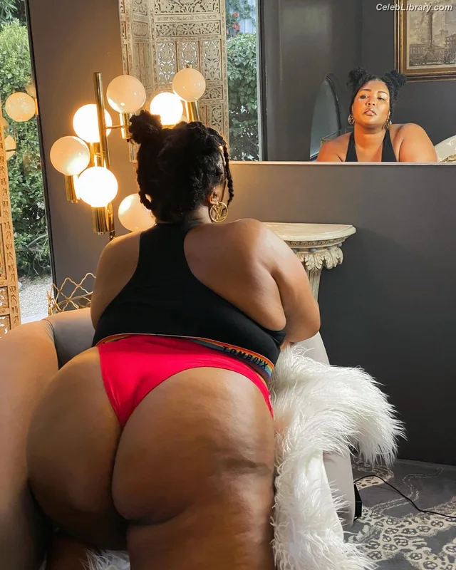 Lizzo photo 9 of 159