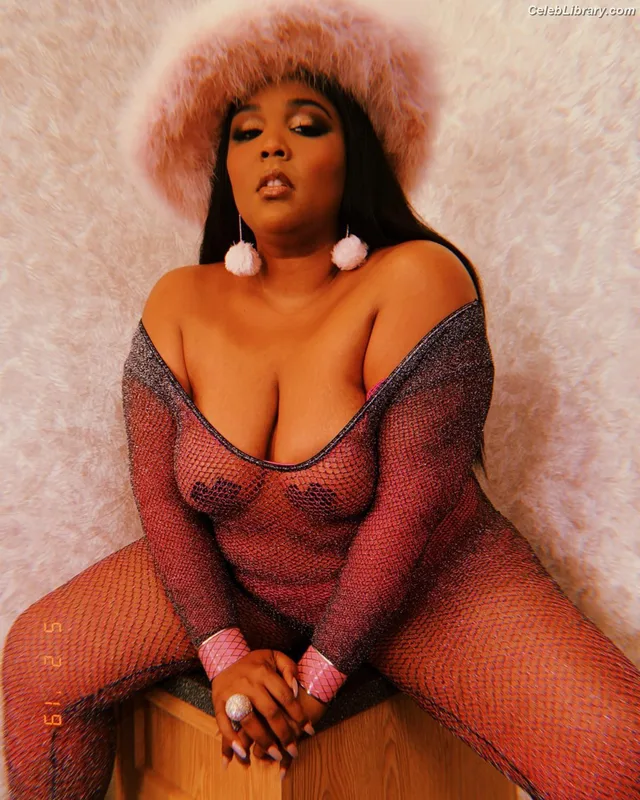 Lizzo photo 11 of 159