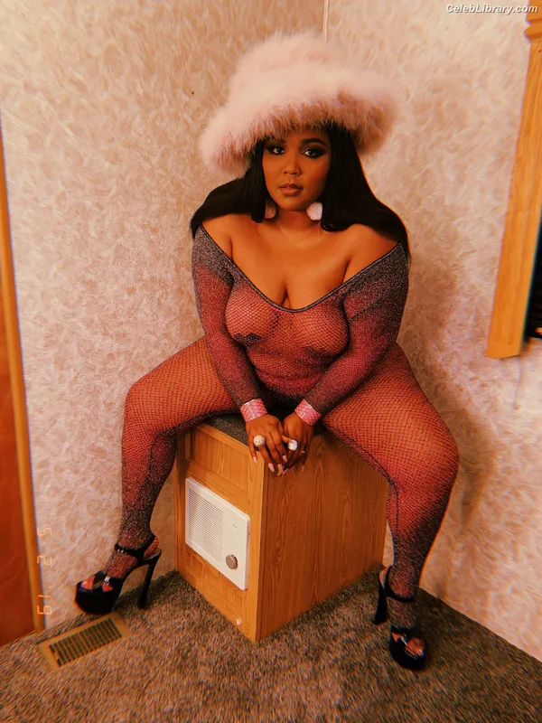 Lizzo photo 14 of 159