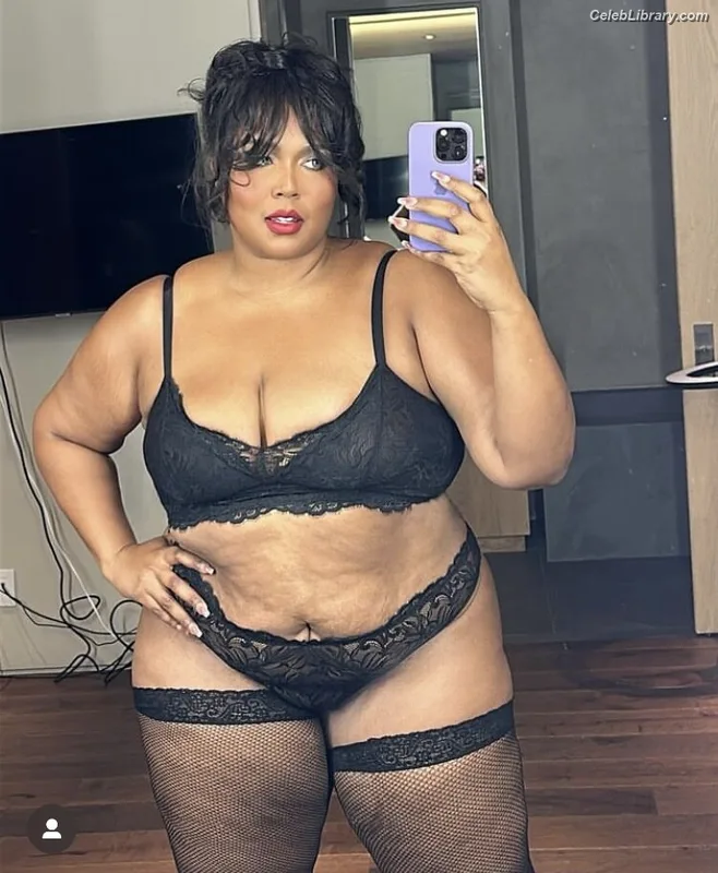 Lizzo photo 23 of 159