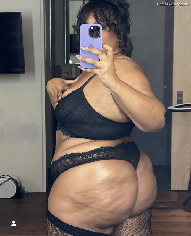 Lizzo photo 24 of 159