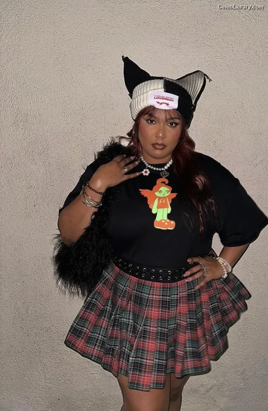 Lizzo photo 2 of 159