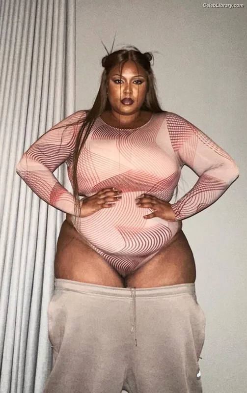Lizzo photo 3 of 159