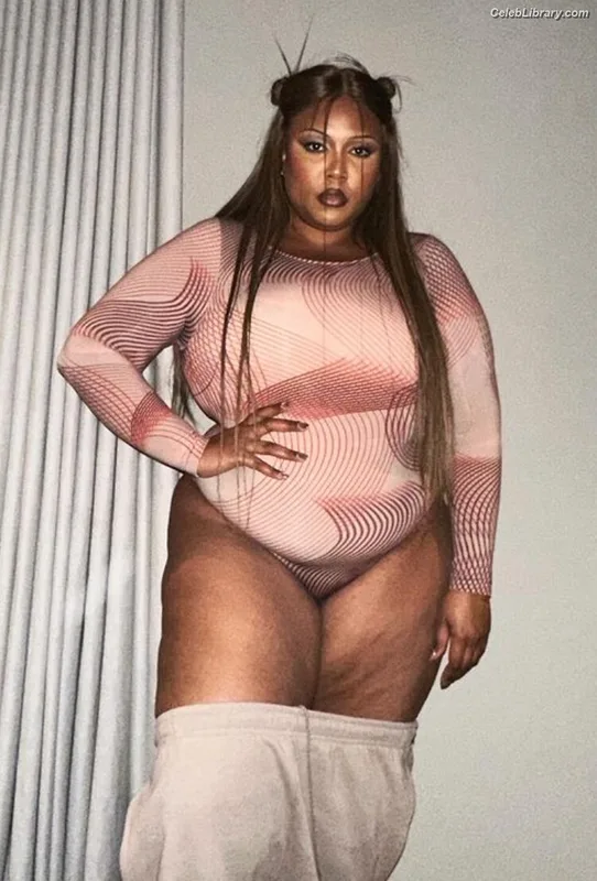 Lizzo photo 5 of 159