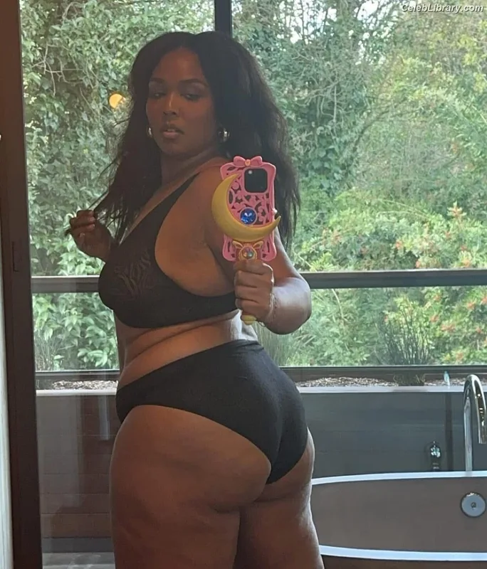 Lizzo photo 10 of 159