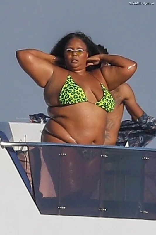 Lizzo photo 16 of 159