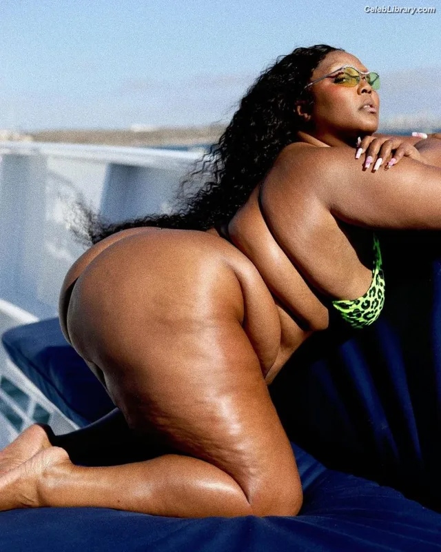 Lizzo photo 22 of 159