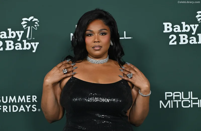 Lizzo photo 3 of 159