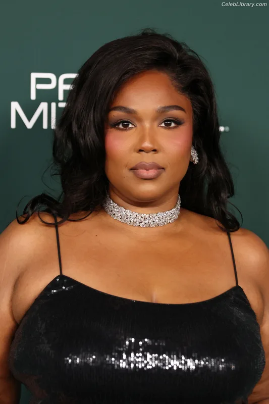 Lizzo photo 4 of 159