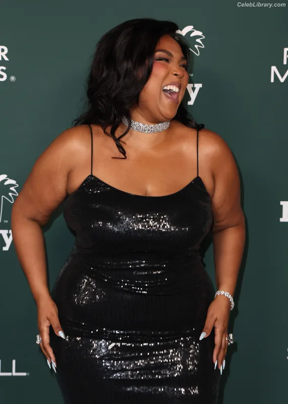 Lizzo photo 18 of 159