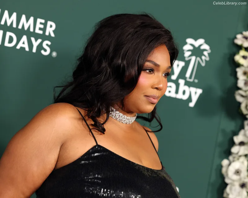 Lizzo photo 21 of 159